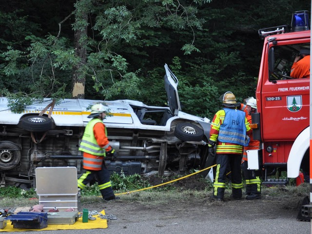 Rettungskrfte arbeiten am Unfallwagen  | Foto: Martin Ganz