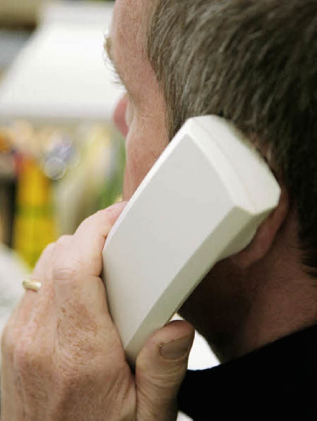 Pausenlos klingelten die Telefone bei ...rben und Vererben&#8220;beantworteten.  | Foto: Uwe Zucchi/dpa