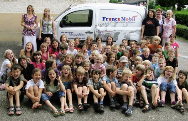 Das France-Mobil in Mnstertal:   Rekt...  und den begeisterten Grundschlern.   | Foto: Manfred Lange