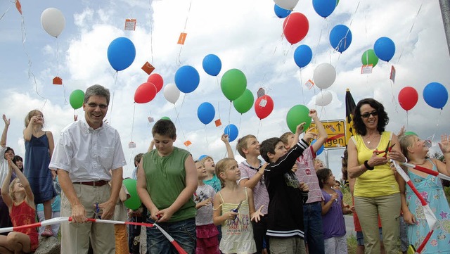 Zur Erffnung des Teilstcks des Radwe... Alemannenschule Luftballons steigen.   | Foto: tanja Bury