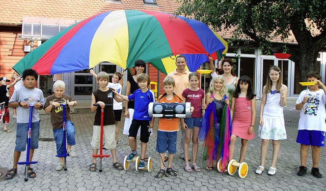 Die Grundschule Sasbach erhielt vom F...ing und Schulleiterin Michaela Nock.    | Foto: Roland Vitt