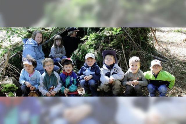 Kinder genossen die Waldtage