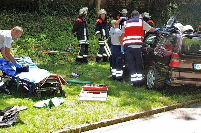 Frau im Auto eingeklemmt