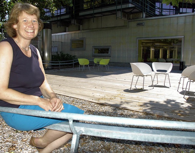 Hat bereits auf dem Sitzgelnder auf d...n: Bibliotheksleiterin Andrea Strecker  | Foto: Peter Gerigk