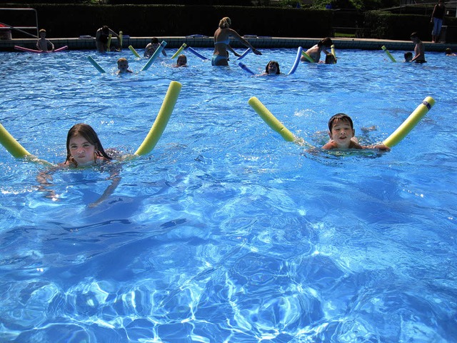 Der Kinderschwimmkurs der DLRG Elzach macht Spa.   | Foto: Julia Wernet