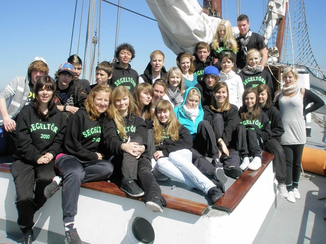 Einige der Schlerinnen und Schler  der Heimschule auf dem Segelschiff   | Foto: Schule