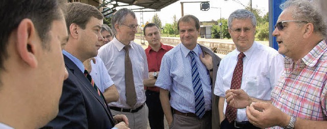 Staatssekretr Enak Ferlemann (Zweiter...baustrecke bei Haltingen informieren.   | Foto: Lauber