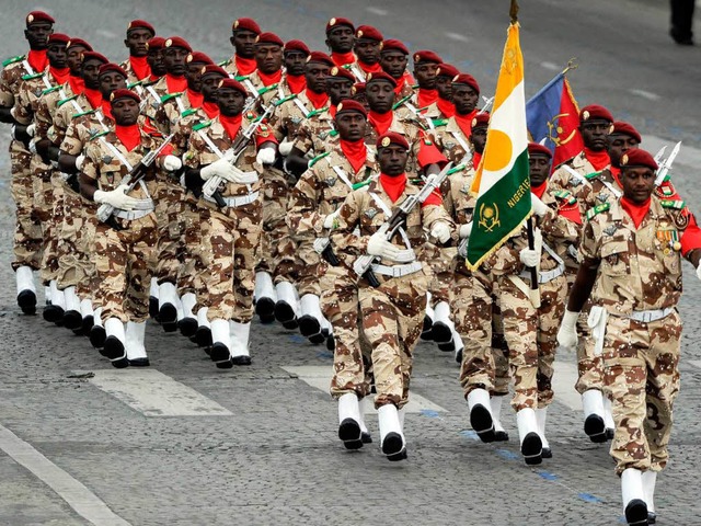 Auf den den Champs Elyses: Ein Regiment aus dem Niger.  | Foto: dpa