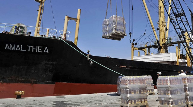 Die Aufnahme zeigt die Amalthea vergan...sel im griechischen Hafen von Lavrio.  | Foto: AFP