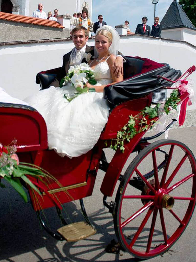 Nach der Hochzeit fuhr das Brautpaar mit einer Pferdekutsche durch Kleinhelfendorf.