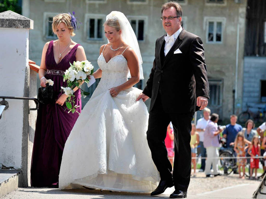 Claudia Lahms Schwester Melanie Schattenberg (l.) und ihr Vater Harald fhren die Braut in die Kirche.