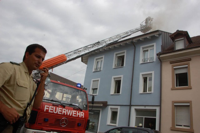Von der Drehleiter aus bekmpfte die F...tshaus an der Ecke Spital-/Riesstrae.  | Foto: Barbara Ruda