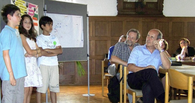 Fasziniert hren die Kollnauer Ortscha... und Karim bei ihrer Prsentation zu.   | Foto: Fotos: S. Timm