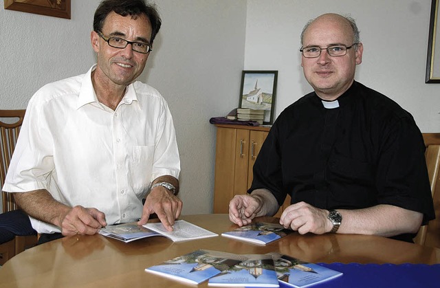 Die Pfarrer Volker Lang (l.) und Thors...en neuen Sasbacher Kirchenfhrer vor.   | Foto: Roland Vitt