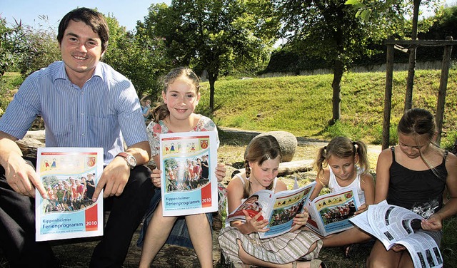 Brgermeister Matthias Gutbrod mit dem...ie Kinder bereits intensiv studieren.   | Foto: Sandra Decoux-Kone