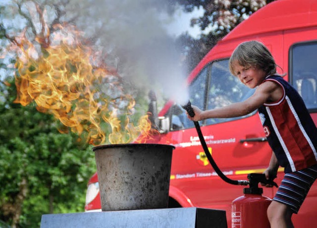 An einem Brandsimulator konnten die Ki...ie  ein Feuer gelscht werden sollte.   | Foto: feuerwehr