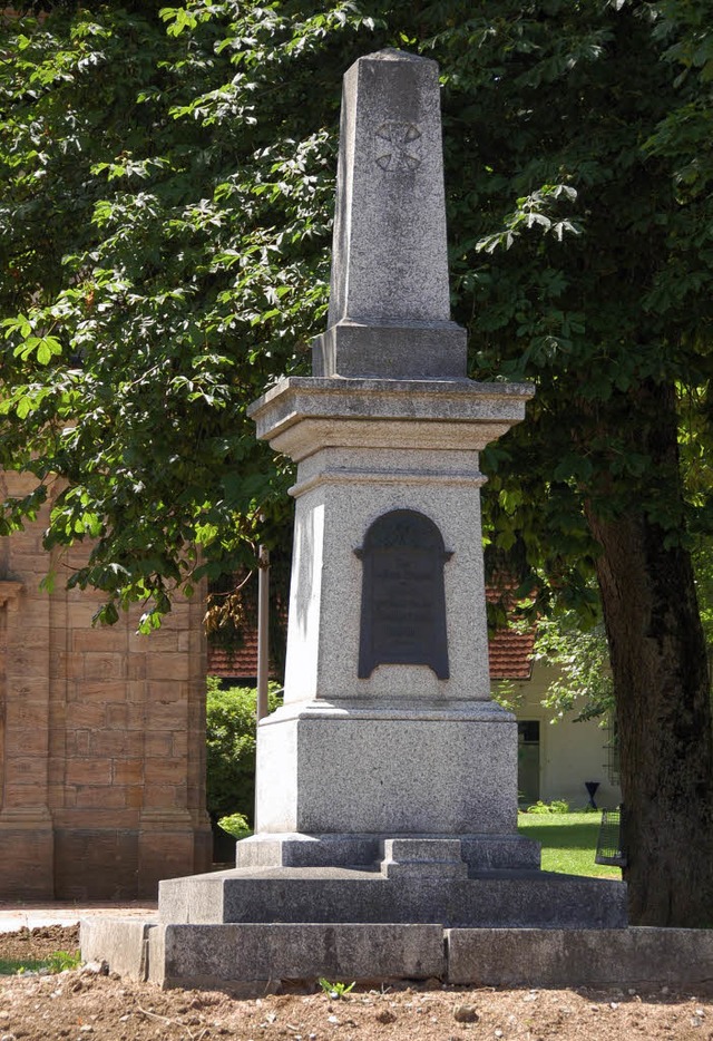 Das Kriegerdenkmal im Stadtgarten steh...lle ein neues Fundament zu errichten.   | Foto: Khnemund