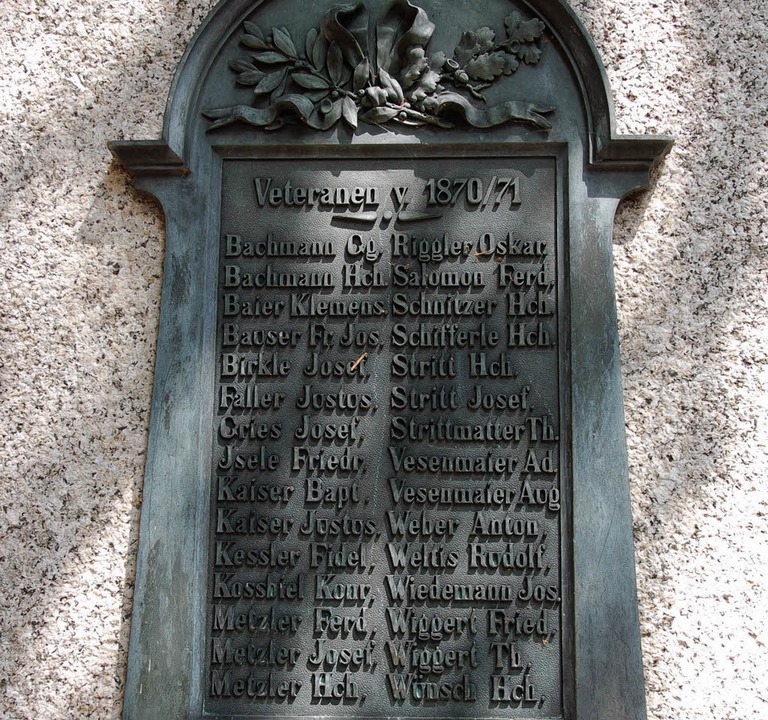 Die Namen der Gefallenen im Krieg 1870/71 sind auf dieser Tafel aufgeführt.  | Foto: Juliane Kühnemund
