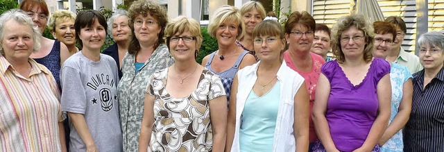18 Frauen haben den Krankenpflegekurs ...ma (vorne Mitte)  erfolgreich beendet.  | Foto: Claudia Gempp