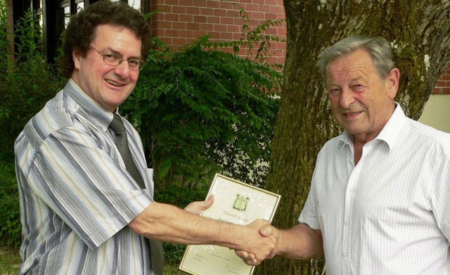 Werner Zimmermann (links) ehrte Herber...st fr 40 Jahre Treue zum Mnnerchor.   | Foto: Georg Diehl