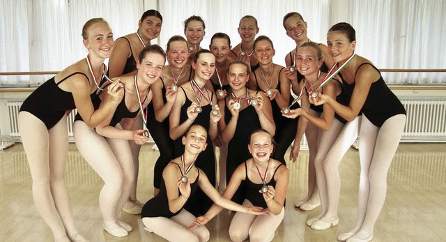 Freude ber Medaillen: die erfolgreich...innen der Ballettschule Monika Albert   | Foto: privat