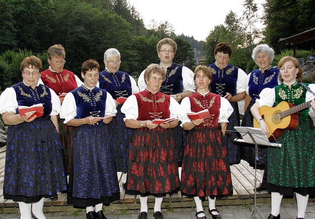 Singgruppe Berau erfreut am Naturena Badesee Gste mit frohen Liedern.   | Foto: Seifried