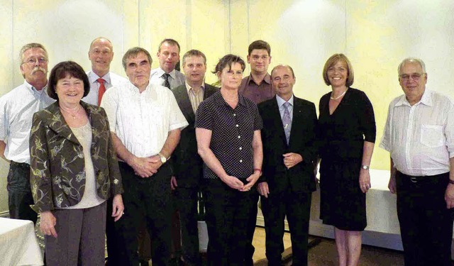 Das Vorstandsteam des Rotary-Clubs Bon...st August Gatti (Dritter von rechts).   | Foto: bz