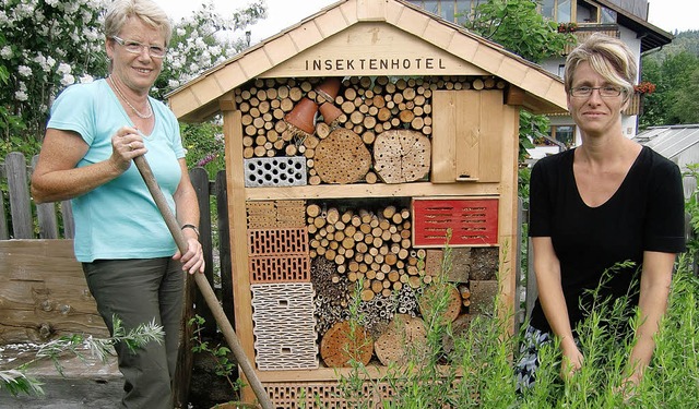 Marlene (links) und Christina Mller z...ondern sich auch Insekten wohlfhlen.   | Foto: Sandra lber