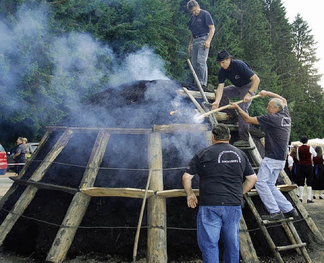 Der Kohlenmeiler auf dem Waldsportplat...en wird am 1. August in Glut gesetzt.   | Foto: Archivfoto: Christel Schuster-Stich