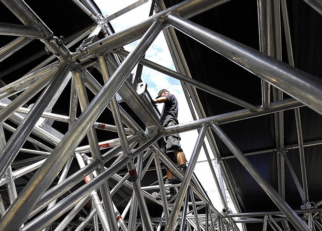 Arbeiter installieren die Bhnentechni...usikfestival &#8222;Sea of Love&#8220;  | Foto: Ingo Schneider