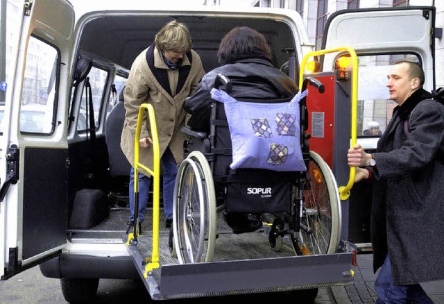 Behinderte  brauchen  vertraute   Busfahrer und Begleiter in besonderem Mae.   | Foto: ddp