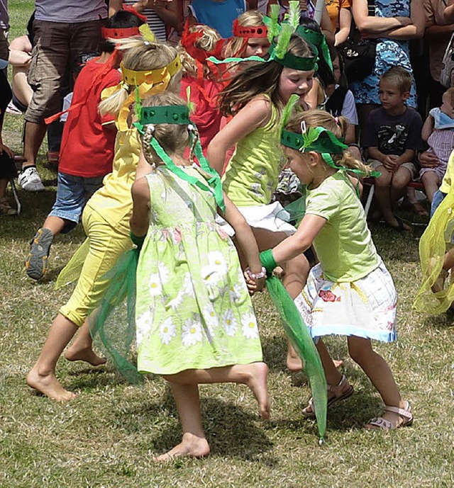 Kinder tanzten fr die Besucher des Sommerfestes des Seniorenzentrums Neuried.   | Foto: D. Fink