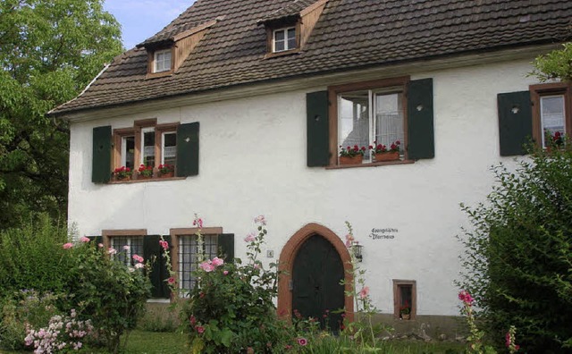 Das Pfarrhaus in Hauingen ist 450 Jahre alt.   | Foto: Sabine Ehrentreich