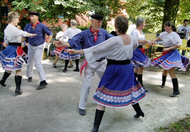 Beim Auftritt des Nordendrper Kiekebu...s Nahrendorf-Ghrde flogen die Rcke.   | Foto: Berger