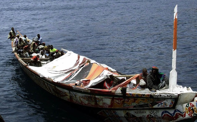 Halb verdurstet und verhungert: Boat-People bei der Ankunft auf den Kanaren   | Foto: dpa/Marcel Burkhardt (3)