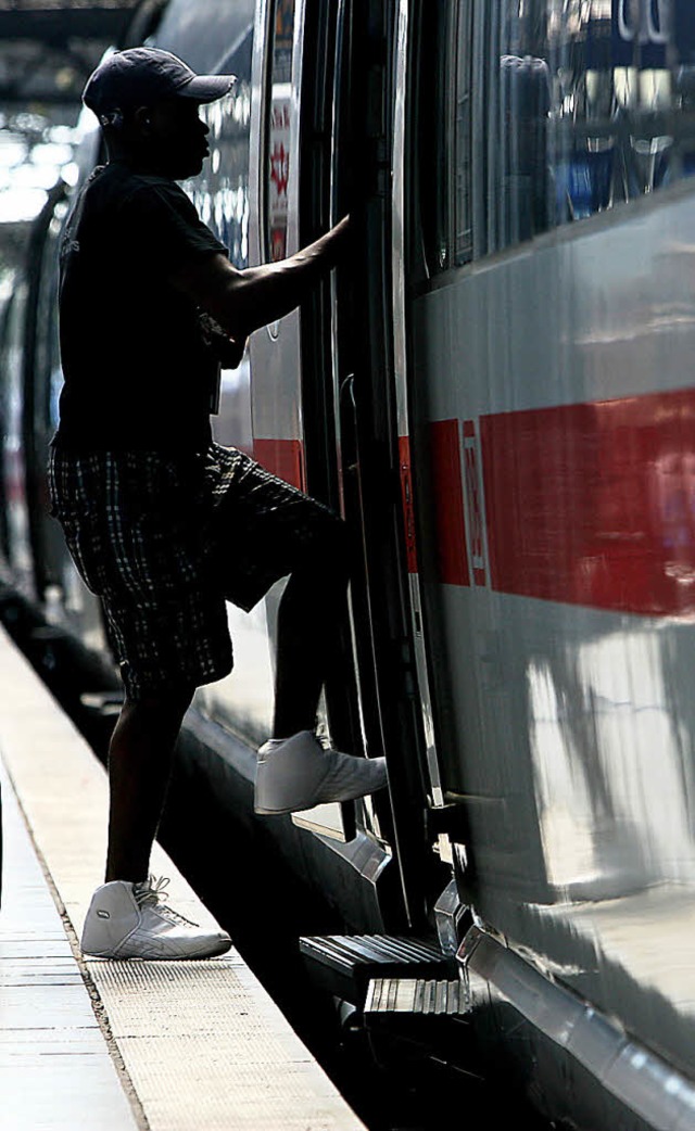 Wer dieser Tage einen Zug besteigt, sollte vorsichtshalber Wasser dabeihaben.   | Foto: dpa