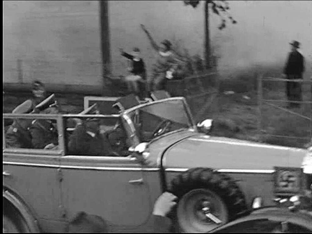 Adolf Hitler bei seine Fahrt durch Lahr.