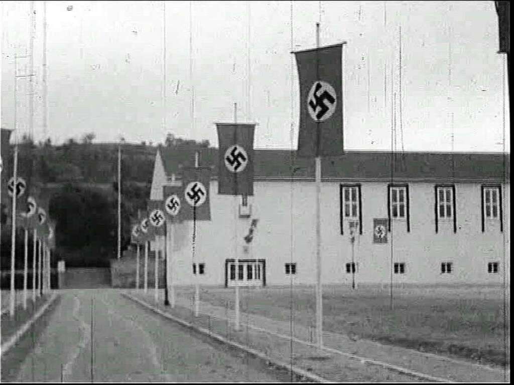 Die Stadthalle mit Nazi-Beflaggung.