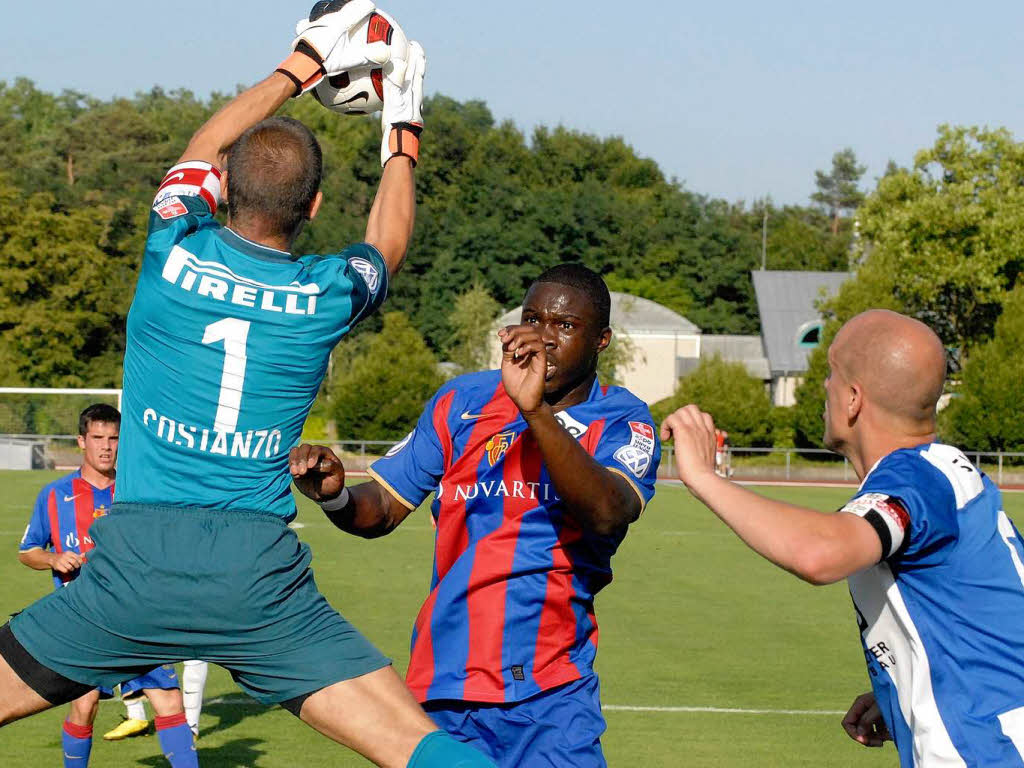 1500 Zuschauer beim Testspiel des SV Weil gegen den FC Basel im Nonnenholz-Stadion. Basel gewinnt am Donnerstagabend mit 4:0 (2:0).