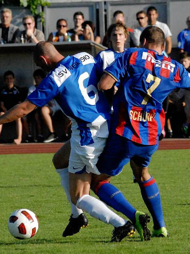 1500 Zuschauer beim Testspiel des SV Weil gegen den FC Basel im Nonnenholz-Stadion. Basel gewinnt am Donnerstagabend mit 4:0 (2:0).