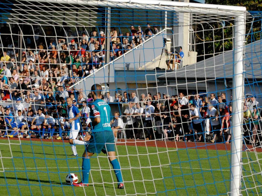 1500 Zuschauer beim Testspiel des SV Weil gegen den FC Basel im Nonnenholz-Stadion. Basel gewinnt am Donnerstagabend mit 4:0 (2:0).