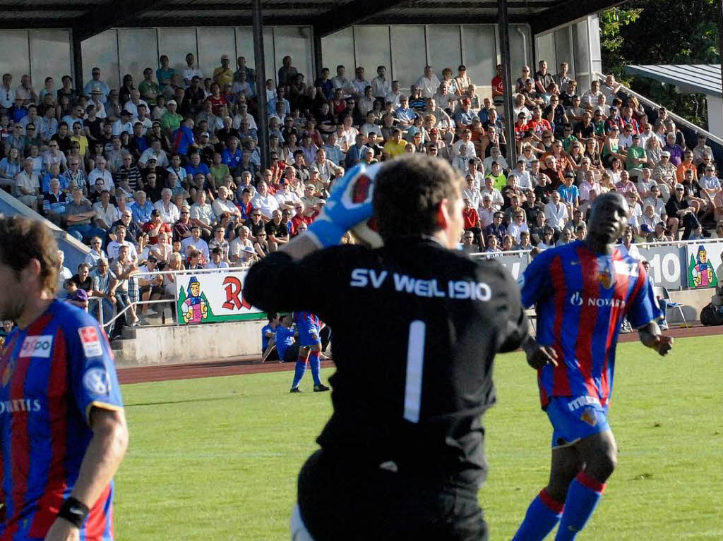 1500 Zuschauer beim Testspiel des SV Weil gegen den FC Basel im Nonnenholz-Stadion. Basel gewinnt am Donnerstagabend mit 4:0 (2:0).