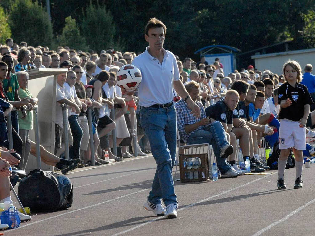 SVW-Trainer Maximilian Heidenreich wirft den Ball zum Einwurf zurck.