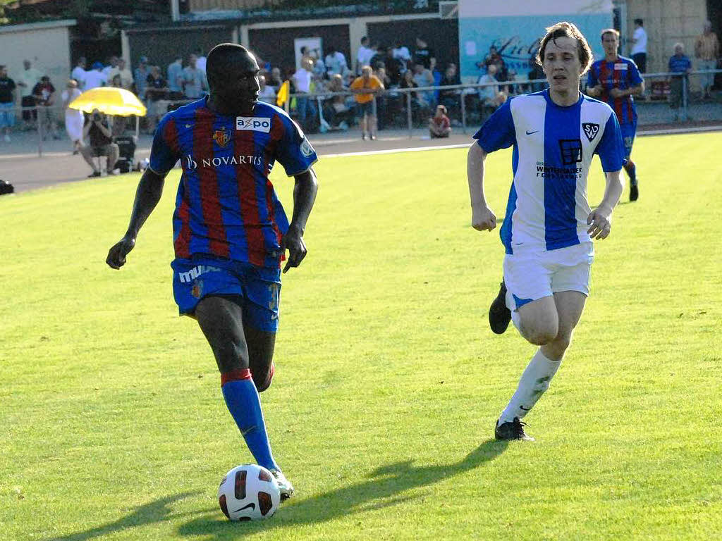 1500 Zuschauer beim Testspiel des SV Weil gegen den FC Basel im Nonnenholz-Stadion. Basel gewinnt am Donnerstagabend mit 4:0 (2:0).