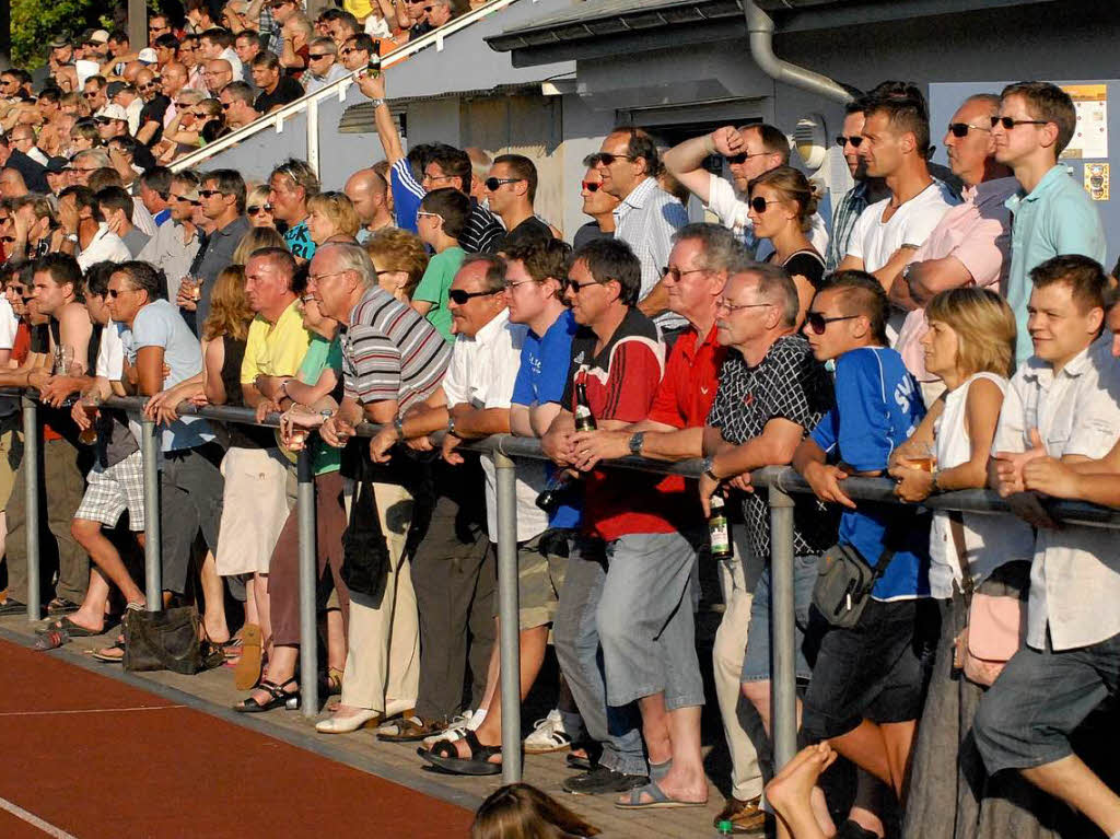 1500 Zuschauer beim Testspiel des SV Weil gegen den FC Basel im Nonnenholz-Stadion. Basel gewinnt am Donnerstagabend mit 4:0 (2:0).