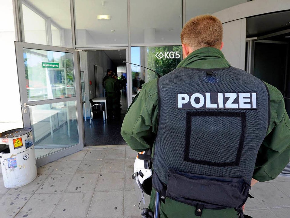 An der PH in Freiburg galten am Freitag erhöhte Sicherheitsvorkehrungen.  | Foto: Ingo Schneider