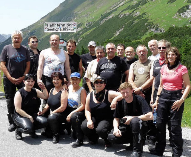 Die Gruppe des Motorsportclubs Mnster...ertgigen Tour auch das Hahntennjoch.   | Foto: Privat