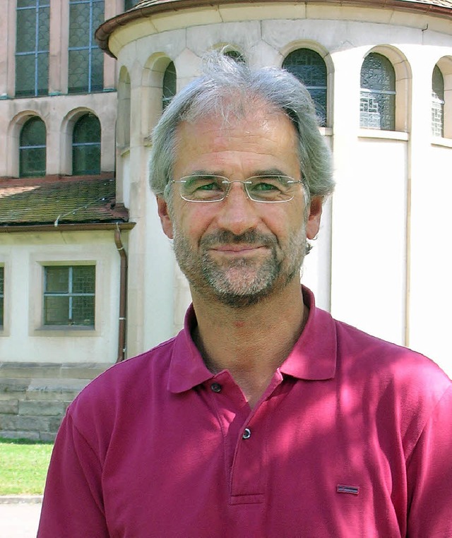 Andreas Pfeffer vor der ZfP-Kirche, di...fnf Jahre wichtiger Wirkungsort war.   | Foto: Sylvia-Karina Jahn