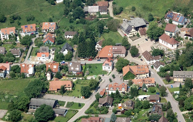Blick von oben auf Wittnaus Ortsmitte:...nd oben rechts Kirchplatz und Kirche.   | Foto: Brigitte Sasse
