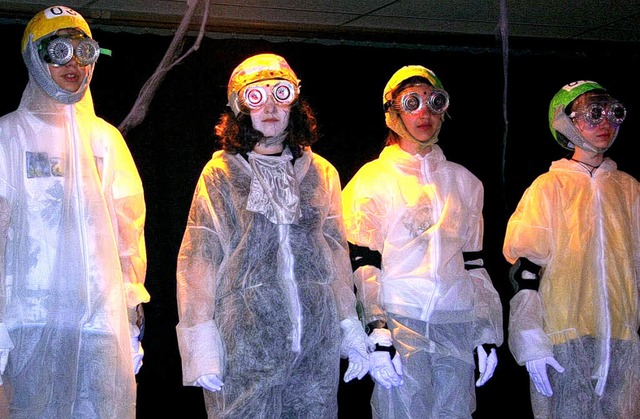 Die starren Facettenaugen der Visio-Ge...schule das Stck Gespenster 2000 auf.   | Foto: bianka pscheidl